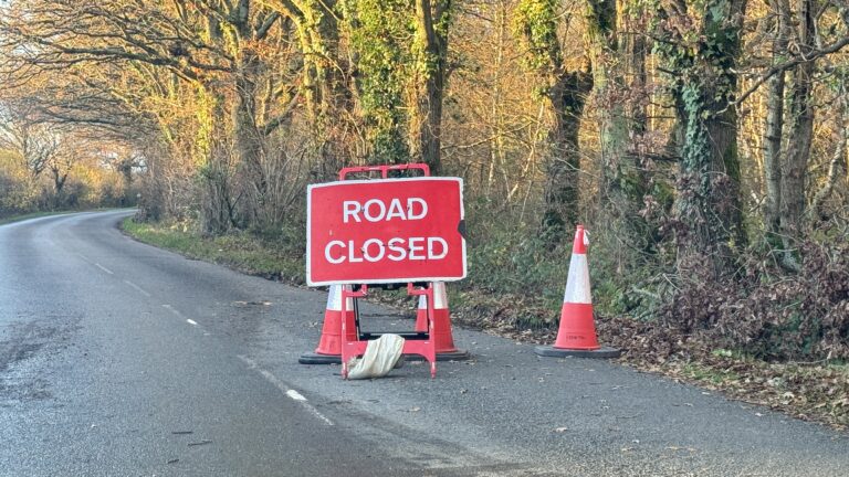 Cranborne Road in Wimborne blocked both ways following multi-vehicle collision