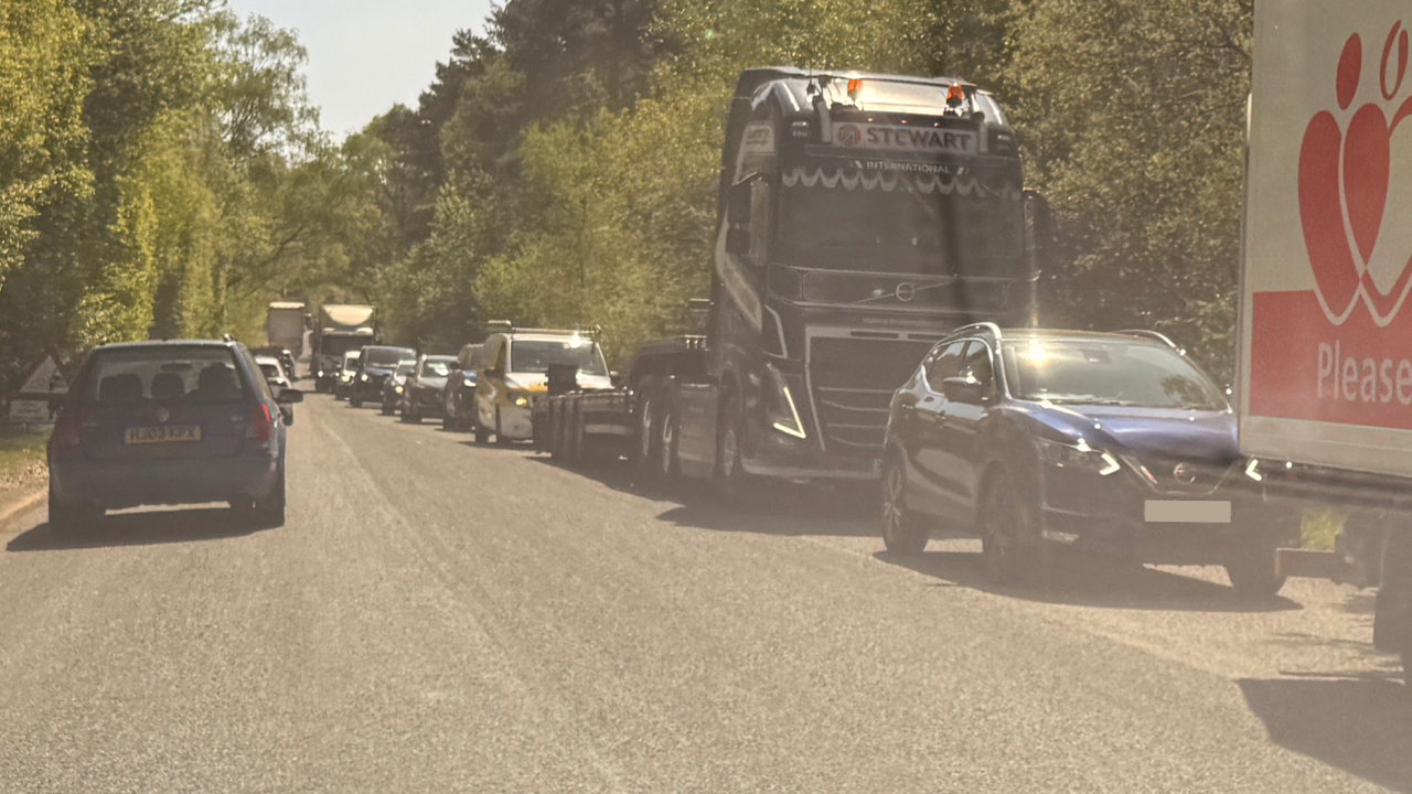 Verwood Road B3081 congested both ways due to resurfacing work in Ringwood