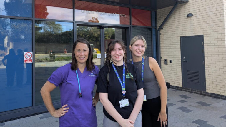 Youth workers to support teens in A&E pilot