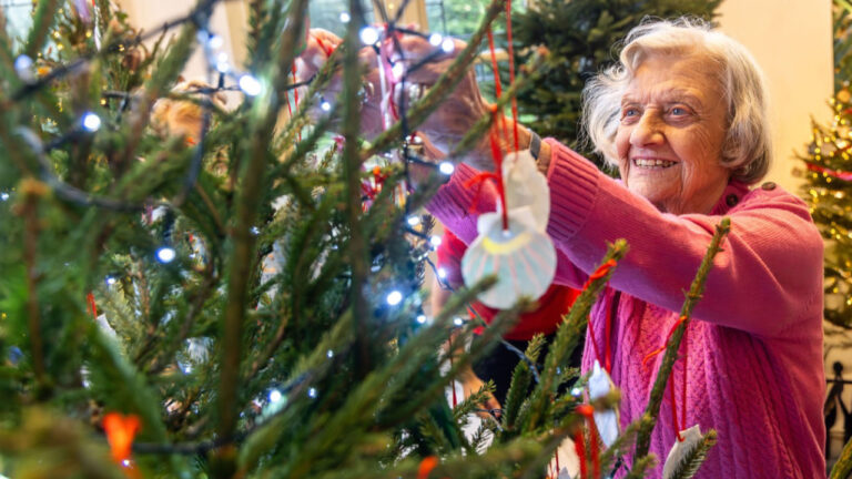Care home choir sings at Highcliffe Castle