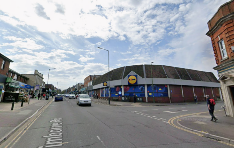 Police appeal after knife robbery in Winton
